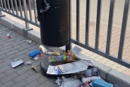 Fotografia dokumentująca stan chodnika przy galerii