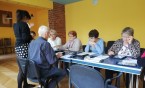 Seniorzy na warsztatach z tabletem