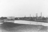 Widok na hutę "Laura" (od 1948 r. "Jedność") i gospodę górniczo-hutniczą znad stawu hutniczego…