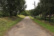 Jadąc do końca ul. Kruczej wyjeżdzamy na ul. Stara Szosa...