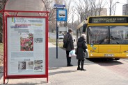Przystanek autobusowy przy ulicy Kapicy. Plakat reklamujący Głos Miasta