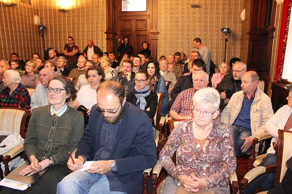 Mieszkańcy miasta podczas spotkania z przedstawicielem firmy Saternus, obecnego właściciela…