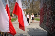 Siemianowiccy uczniowie przy Pomniku Czynu Powstańczego w Siemianowicach Śląskich.
