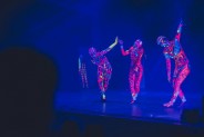 Industriada 2021 Park Tradycji spektakl teatru DAYMOTION fluorescencyjne postacie trzech aktorów…