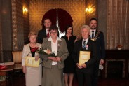 Pamiątkowe zdjęcie pary obchodzacej jubileusz Godów z władzami miasta (13)