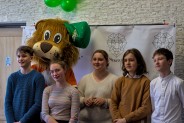 Uczniowie wraz z maskotką szkolną Lwem Meritum pozują do zdjęcia.