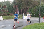 Uczestnicy Silesia Marathonu przebiegają przez rondo Maciej koło Willi Fitznera w Siemianowicach…