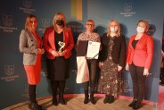 Od lewej: Elżbieta Nieszporek, Beata Gałecka, Honorata Magnicka z dyplomem dla Stowarzyszenia…