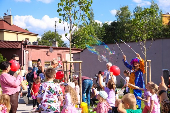 Klown robi ogromną bańkę mydlaną
