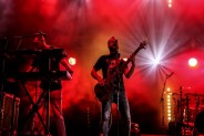 Czerwone i białe światła sceniczne. Na scenie amfiteatru dwaj muzycy Łydki Grubasa - klawiszowiec…