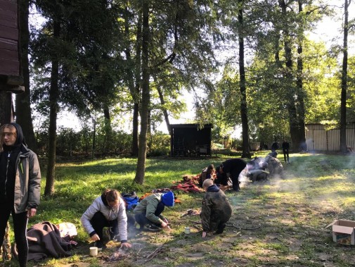 Harcerskie śniadanie na trawie