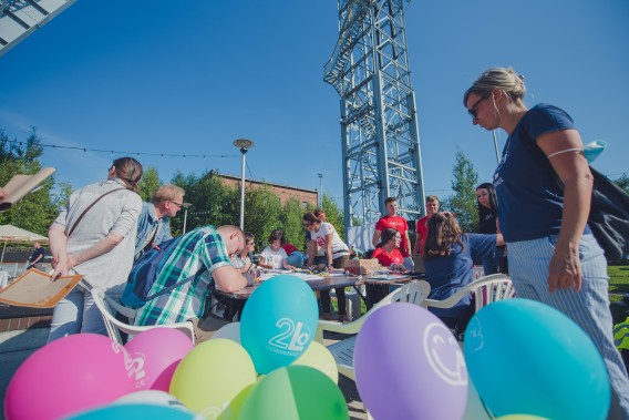 Kolorowe balony oraz uczestnicy Industriady. W tle fragment Szybu Krystyn.
