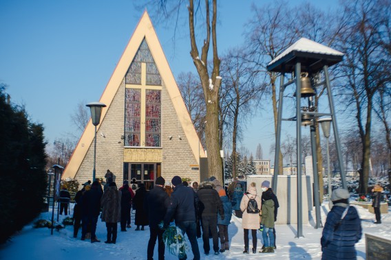 Uczestnicy pogrzebu przed kościołem