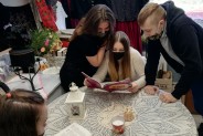 Uczniowie w Izbie Tradycji – przygotowania do konkursu