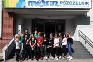 Grupa 13 wolontariuszy pomagających przy organizacji Sportowiska