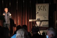 Konferansjer zapowiada koncert