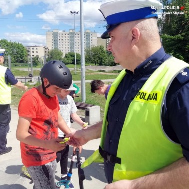 Policjant daje odblask chłopcu