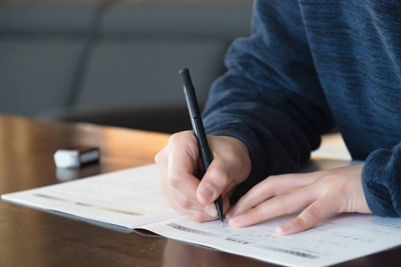 Uczeń wypełniający formularz egzaminacyjny