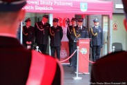 Przemówienie Zastępcy Komendanta Miejskiego PSP w Siemianowicach Śląskich (przy mównicy). Wokół…