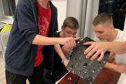 Mechanicy-monterzy maszyn wykonują zadanie branżowe.