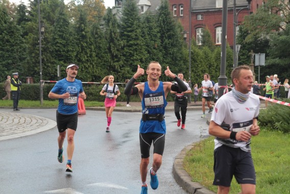 Uczestnicy Silesia Marathonu przebiegają przez rondo Maciej koło Willi Fitznera w Siemianowicach…
