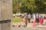 Złożenie kwiatów przed Pomnikiem Czynu Powstańczego.
