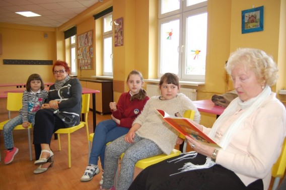 Babcia jednego z uczniów czyta rozdział książki pt. "Pan Kuleczka" (1)