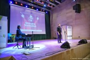 Kamil Wantuch na scenie wraz z klawiszowym akompaniamentem