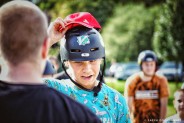 Młody człowiek zakładający czapkę lidera na kask