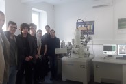 Młodzież w laboratorium