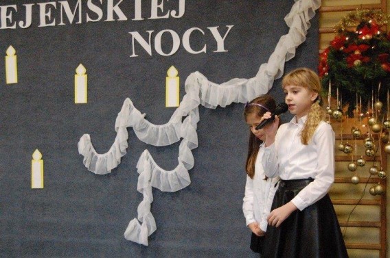 uczniowie SP 13 prezentują pensjonariuszkom Domu Opieki Społecznej w Michałkowicach…
