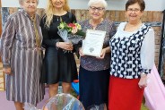 Seniorki wraz z dyrektor Jordana