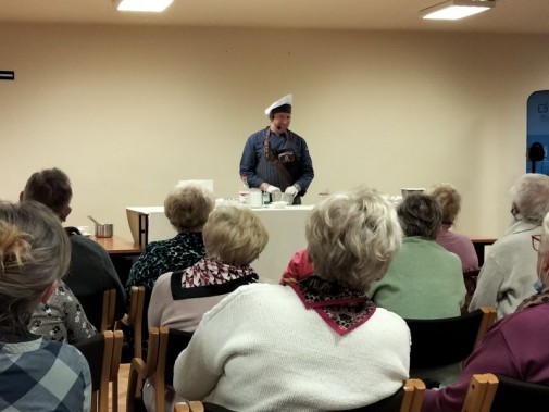 Remigiusz Rączka na spotkaniu w Bibliotece. Opowiada i gotuje