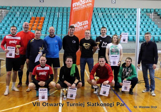 Uczestnicy VII Otwartego Turnieju Siatkonogi Par po ceremonii dekoracji.