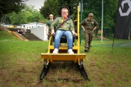 Chłopiec na symulatorze gwałtownego zatrzymania. Testuje skuteczność pasów bezpieczeństwa.