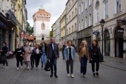 Uczniowie przed Bramą Floriańską