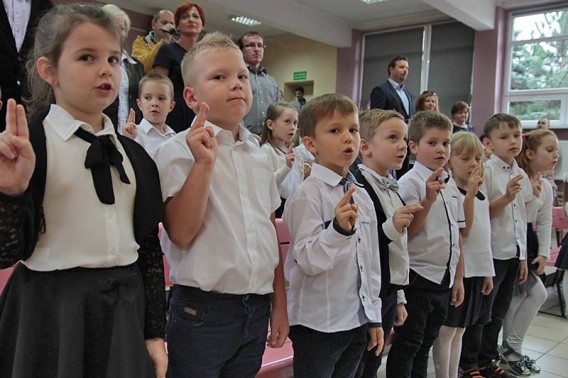 Pierwszoklasiści składający przysięgę uczniowską