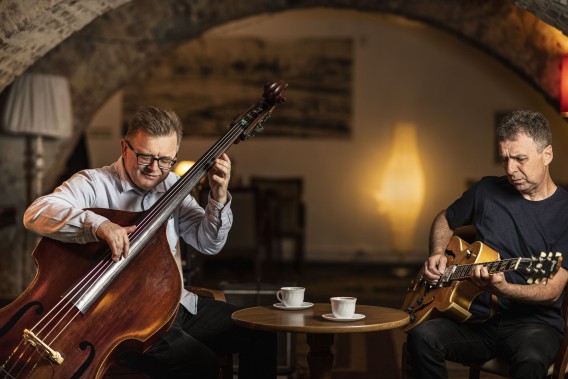 Gitarzysta i kontrabasista w części scenicznej obiektu