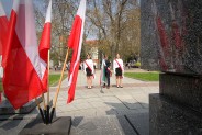 Siemianowiccy uczniowie przy Pomniku Czynu Powstańczego w Siemianowicach Śląskich.