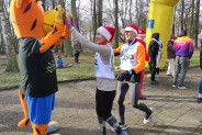 Uczestnicy Biegu Mikołajów i Mikołajek oraz Nordic Walking z tygrysem