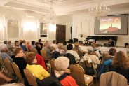 Sala Lustrzana siedząca publiczność za stołem siedzi prelegent na ekranie slajd z napisem Jasna Góra
