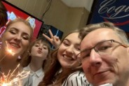 Młodzież i Pan dyrektor świętują podsumowanie programu ERASMUS +.