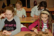 Podliczanie zebranych pieniędzy podczas 24 Finału WOŚP w Szkole Podstawowej nr 13 w…