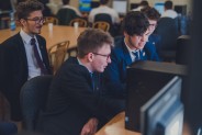 Uczestnicy "Napadu na Bank" siedzący przed komputerami, w trakcie questów