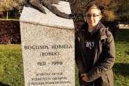 Przy pomniku B. Kobieli
