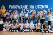 Pamiątkowe zdjęcie po pasowaniu