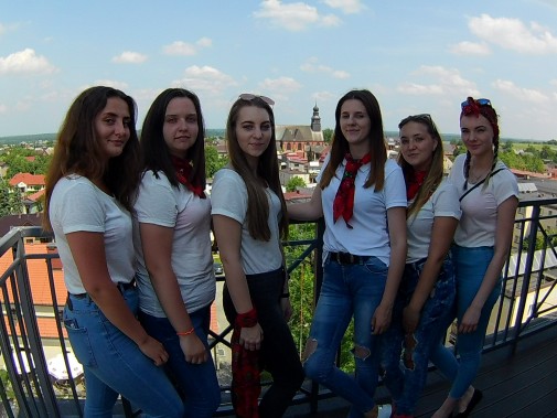 Uczennice szkoły na wycieczce krajoznawczej