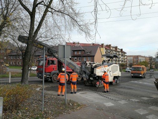 Drogowcy oraz maszyna frezująca nawierzchnię ulic, na których powstanie rondo.