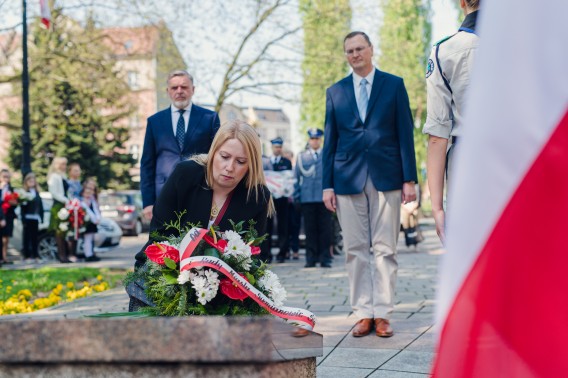 Delegacja UM i RM podczas składania kwiatów