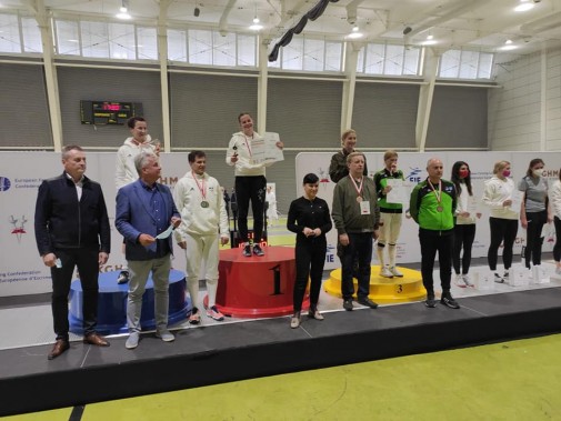Barbara Brych na najwyższym stopniu podium Mistrzostw Polski w Szpadzie Kobiet w Raszynie, obok…